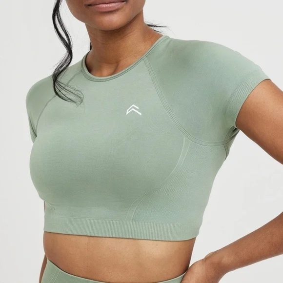 Oner Active Effortless Seamless Short Sleeve Crop Top in Sage Size Medium - Picture 1 of 5
